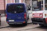 В центре Николаева припаркованный микроавтобус заблокировал движение трамваев