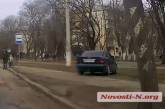 Через газон и тротуар: как ездят в Николаеве. ВИДЕО