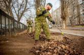 Канадские военные инструкторы убрали прошлогоднюю листву в Николаеве