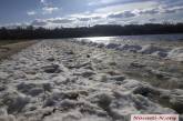 В Николаеве берег лимана покрылся сугробами при температуре +8