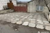 В Николаевской области мужчина вымостил двор украденными плитами — ущерб оценивают в миллионы
