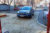 Хроники автобыдла: в Николаеве кроссовер припарковали на детской площадке