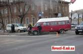 В Николаеве очередное ДТП с участием милицейского автомобиля: маршрутка въехала в автозак