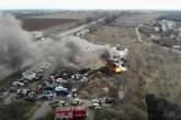 Появилось видео пожара площадью 100 м² на автостоянке в Николаеве