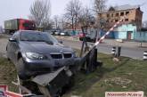На железнодорожном переезде в Николаеве «БМВ» врезался в шлагбаум 