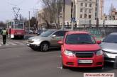 В центре Николаева столкнулись «Тойота» и «Шевроле» - пострадал водитель