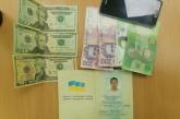 На админгранице с Крымом украинец пытался дать взятку ₴440 и $50: пограничники отказались