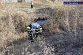 В Мариуполе автомобиль сорвался с обрыва и упал в водоем. ВИДЕО