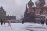 На Красной площади голый акционист показал «Сон смешного человека»