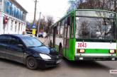 В центре Николаева столкнулись легковушка и троллейбус
