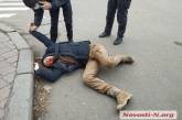 Неадекватный десантник устроил дебош возле автовокзала в Николаеве. ВИДЕО