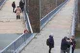 В Житомире прохожие спасли мужчину, который пытался прыгнуть с моста. ВИДЕО