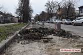 В центре Николаева улицу, разрытую «водоканалом», стали засыпать строительным мусором 