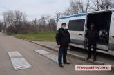В Николаеве перегруженные фуры разбивают дороги в поселке Горького — на въезде установили ГВК