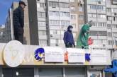 В Киеве мужчина забрался на крышу киоска и угрожал самосожжением