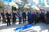  Николаевские оппозиционеры швырнули флаг Партии регионов себе под ноги
