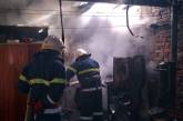 Спасатели Николаевской области при пожаре в гараже не дали сгореть жилому дому