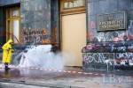 В Киеве третий день отмывают здание Офиса президента от надписей, сделанных во время акции в поддержку Сергея Стерненко 20 марта