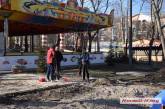 Обрезанные деревья и демонтированные песочницы: что происходит в детском городке «Сказка»