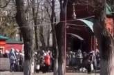 «Жесткий» карантин в Николаеве: возле храма собралась толпа прихожан. ВИДЕО