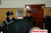 В Южноукраинском горисполкоме вооруженные силовики просят Андрея Стулина покинуть кабинет городского головы. ДОБАВЛЕНО ФОТО