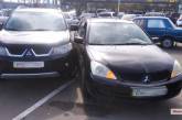 В Николаеве у супермаркета два Mitsubishi «не поделили» парковочное место и столкнулись