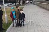 В Запорожье трое маленьких детей в медицинских масках вынесли кассу магазина
