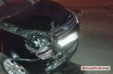 В Николаеве Geely врезался в припаркованный автомобиль: травмирован водитель. ВИДЕО