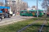В Одессе трамвай №13 слетел с рельсов и врезался в автомобиль