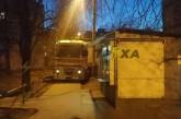 В Харькове «заблудившаяся» фура заехала на тротуар и провалилась в яму. ВИДЕО