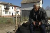 75-летнего мужчину выгнала из дома жена - теперь он живет в железной будке