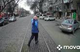 В Николаеве возмущенный пассажир несколько кварталов бежал перед не подождавшим его трамваем. ВИДЕО