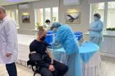 Украинских правоохранителей начали вакцинировать от COVID-19