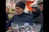 В Харькове спецназ полиции силой вывел из магазина покупателя без маски. ВИДЕО