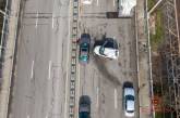 В Днепре Skoda врезалась в ограждение: мужчина вылетел из окна автомобиля