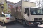 В центре Николаева грузовик, выезжая со двора, не заметил Fiat
