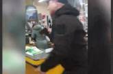 В Мариуполе неадекват с топором разгромил кассы в супермаркете. Видео 18+