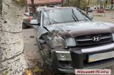 В центре Николаева «Хюндай» после столкновения с «Дэу» врезался в дерево: пострадал водитель