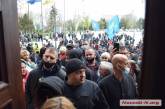 В Николаеве митингующие сломали ворота и двери в здании горсовета: мэр пригрозил допросами в полиции