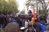 В Берлине митинг против карантина перерос в драку с полицией. Видео