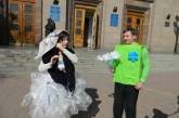 «Сделаем Украину чистой-2012»: в Николаеве поженили Соринку и Мусорный Бак