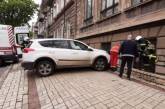 В Одессе дама на Toyota сбила парковщика: пострадавший перелетел через ограду и упал в подвал