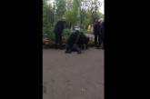 На детской площадке в Одессе пьяные мужчины напали на ребенка. ВИДЕО