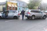В Николаеве, выезжая с парковок, столкнулись «Опель» и «Мицубиси»