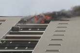 В Киеве горела квартира в небоскребе - окно с балкона упало на припаркованные авто. ВИДЕО