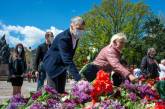 Команда ОПЗЖ в Николаеве провела автопробег ко Дню Победы и возложила цветы к памятникам войны