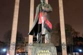 Во Львове суд вынес приговор студенту, облившему краской памятник Бандере