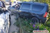 В Терновке пьяный водитель на Dacia врезался в Volkswagen и улетел в палисадник