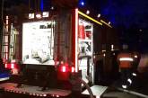 Ночью в Николаеве сгорел Mercedes, огонь перебросился на гараж и дом: есть пострадавший