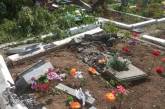 На Донбассе военная техника проехала по кладбищу: разрушены памятники и могилы